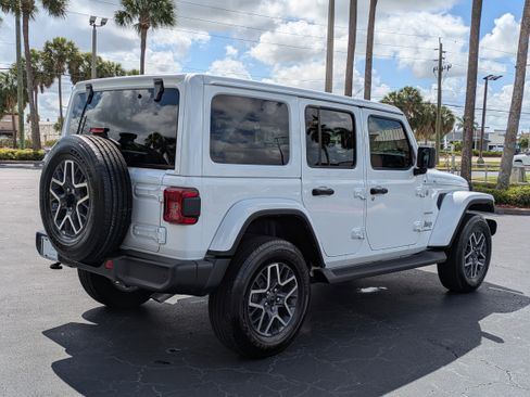 Used 2024 Jeep Wrangler Unlimited Sahara w/ Technology Group AWD/4WD image 6