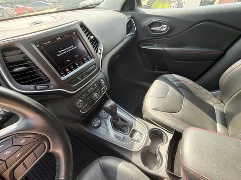 Used 2019 Jeep Cherokee Trailhawk AWD/4WD image 24