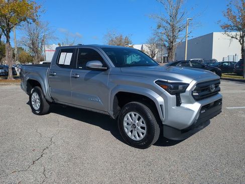 Used 2025 Toyota Tacoma SR5 image 3