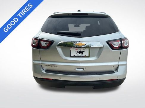 Used 2017 Chevrolet Traverse LT w/ Style and Technology Package FWD image 4