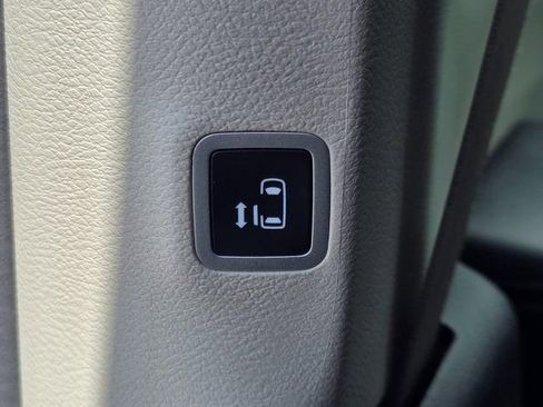 Used 2023 Chrysler Pacifica Touring-L FWD image 18
