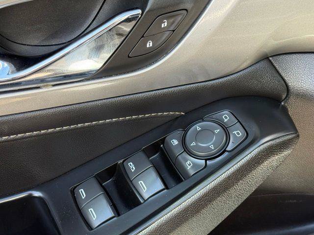 Used 2023 Chevrolet Traverse LT w/ LT Premium Package FWD image 10