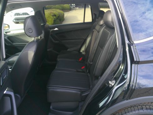 Used 2022 Volkswagen Tiguan SE image 29