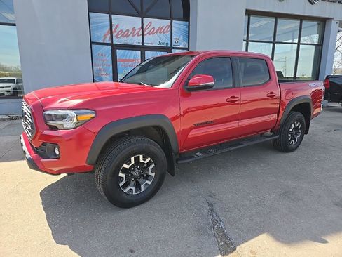 Used 2022 Toyota Tacoma TRD Sport AWD/4WD image 3