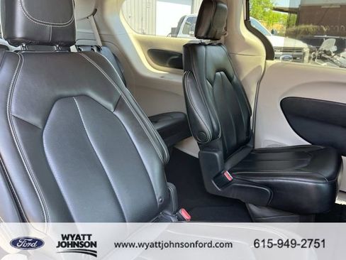 Used 2023 Chrysler Pacifica Touring-L image 23