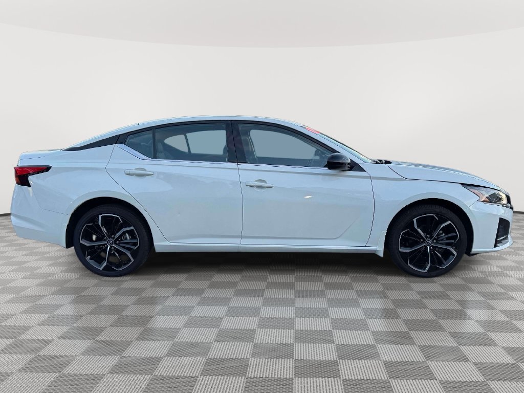 Used 2025 Nissan Altima 2.5 SR w/ SR Premium Package AWD/4WD image 9