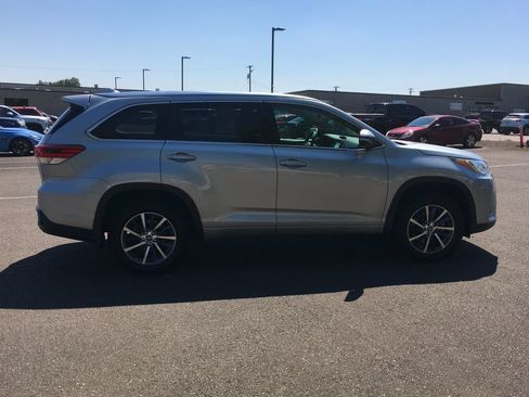 Used 2017 Toyota Highlander XLE AWD/4WD image 7