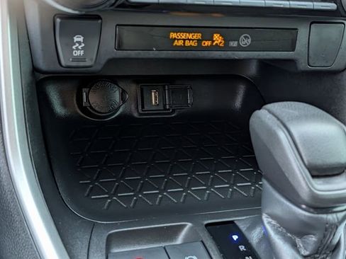 Used 2022 Toyota RAV4 LE image 17