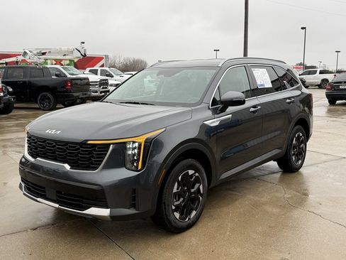 Used 2024 Kia Sorento S image 3
