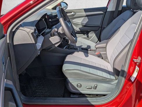 Used 2025 Volkswagen Jetta SE image 17