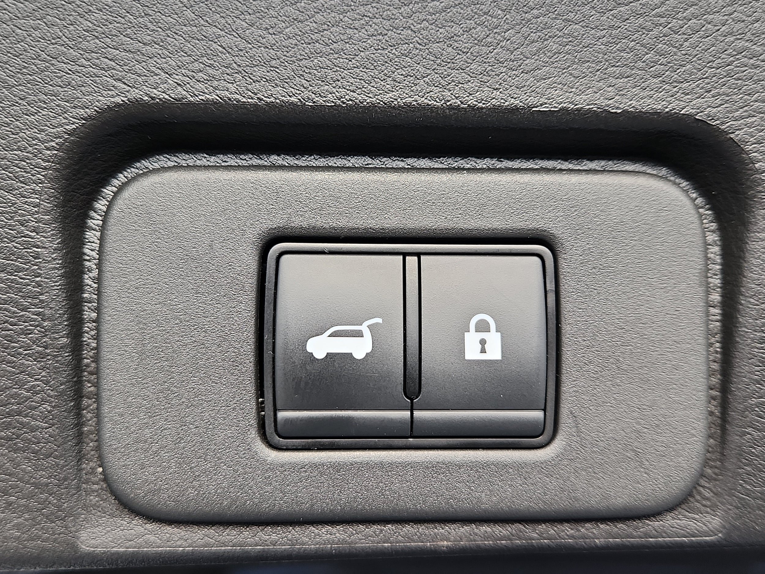 Used 2025 Nissan Rogue SV FWD image 23