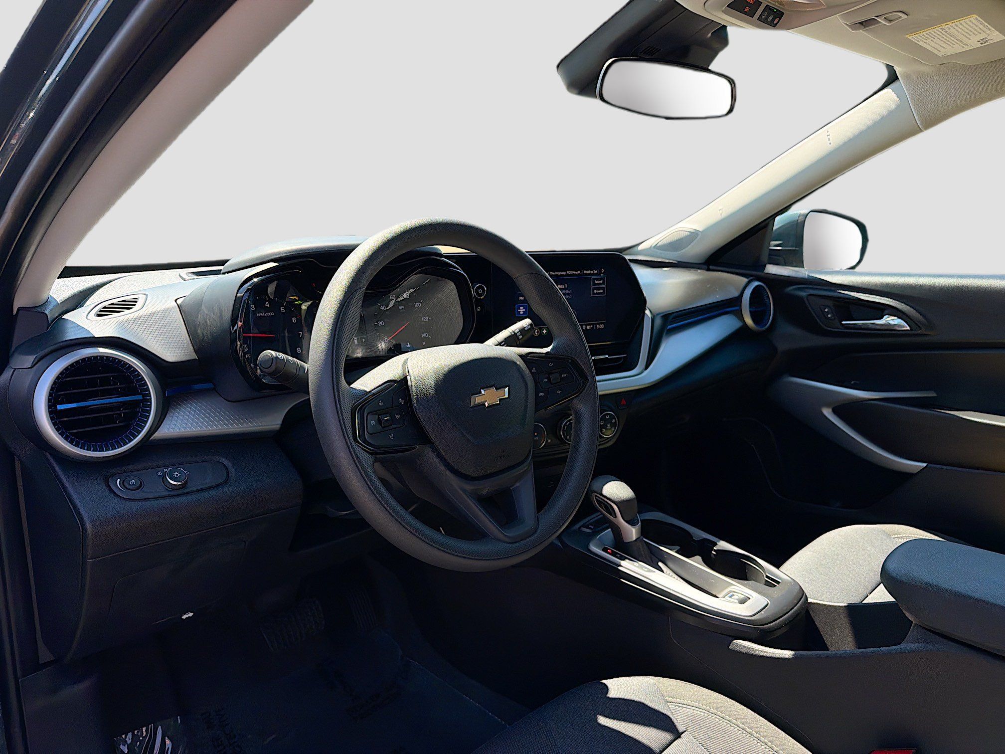 Used 2025 Chevrolet Trax LS w/ LS Convenience Package FWD image 4
