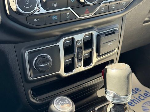 Used 2022 Jeep Wrangler Unlimited Sahara AWD/4WD image 22
