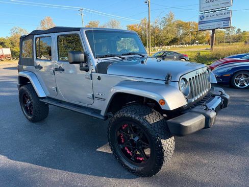 Used 2016 Jeep Wrangler Unlimited Sahara w/ Connectivity Group AWD/4WD image 2