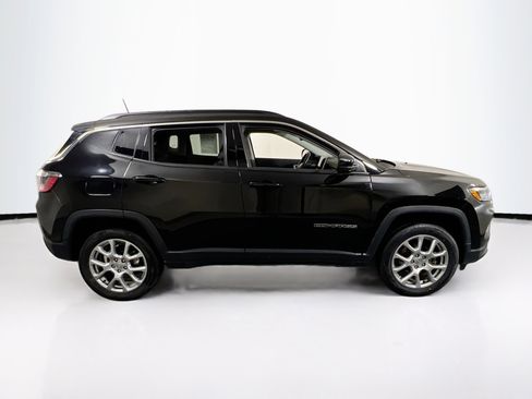 Used 2022 Jeep Compass Latitude w/ Sun and Sound Group AWD/4WD image 4