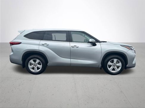 Used 2021 Toyota Highlander LE AWD/4WD image 5