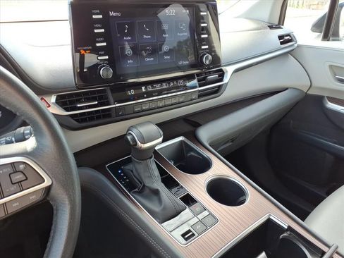 Used 2023 Toyota Sienna XLE FWD image 28