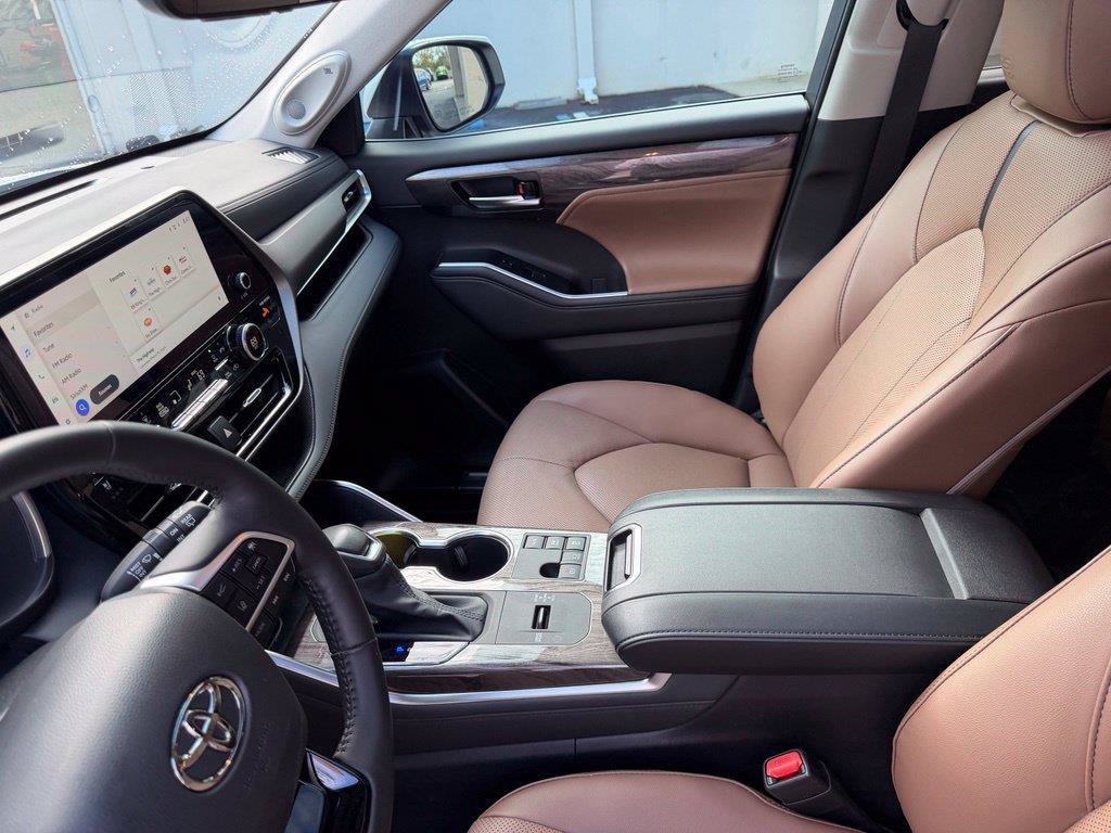 Used 2025 Toyota Highlander Limited AWD/4WD image 22