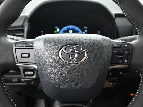 Used 2025 Toyota Camry SE w/ Convenience Package FWD image 12
