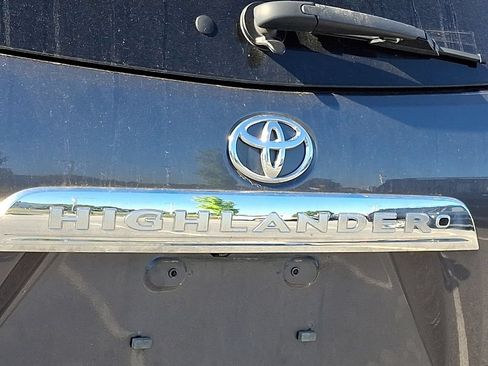 Used 2013 Toyota Highlander Plus AWD/4WD image 10