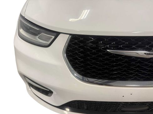 Used 2022 Chrysler Pacifica Touring-L FWD image 4