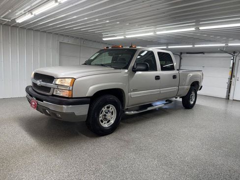 Used 2004 Chevrolet Silverado 2500 LT w/ Skid Plate Package AWD/4WD image 3