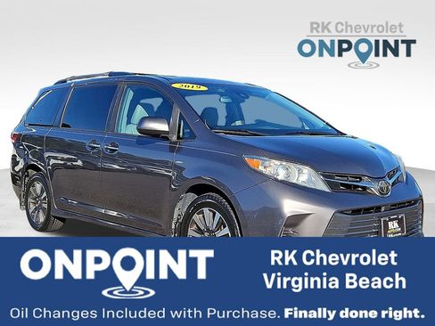 Used 2019 Toyota Sienna XLE w/ Carpet Mat Package image 1