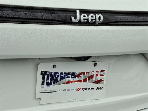 Certified 2023 Jeep Grand Cherokee Laredo image 17