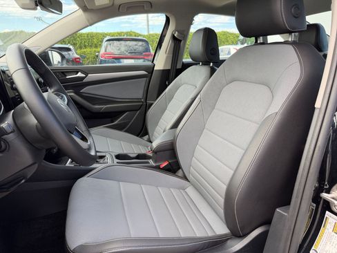 Used 2025 Volkswagen Jetta SE image 25