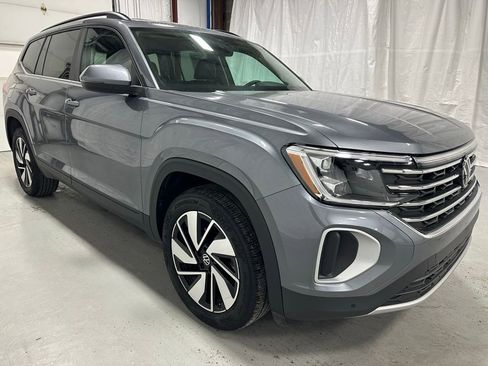 Used 2025 Volkswagen Atlas SE image 1