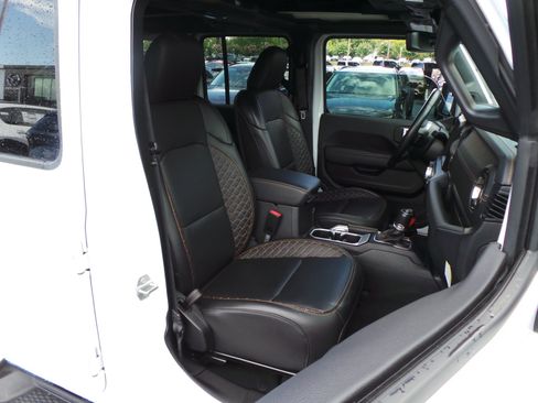 Used 2022 Jeep Wrangler Unlimited Sahara AWD/4WD image 17