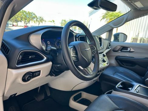 Used 2022 Chrysler Pacifica Touring-L image 16