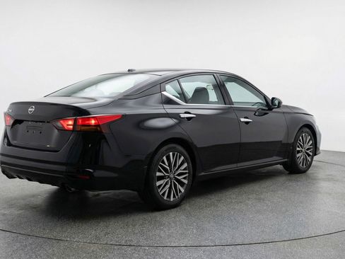 Used 2025 Nissan Altima 2.5 SV FWD image 9