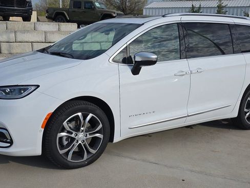 New 2026 Chrysler Pacifica Pinnacle AWD/4WD image 1