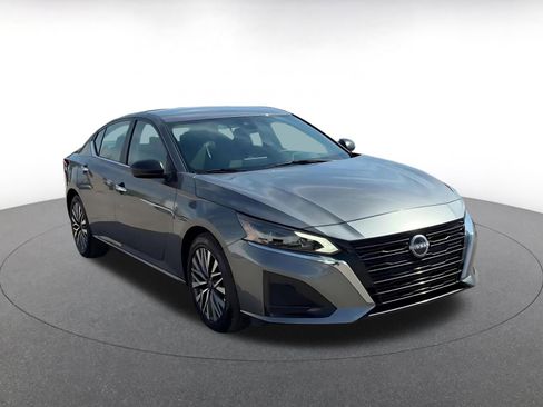 Used 2025 Nissan Altima 2.5 SV image 3