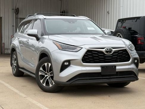 Used 2021 Toyota Highlander XLE AWD/4WD image 2