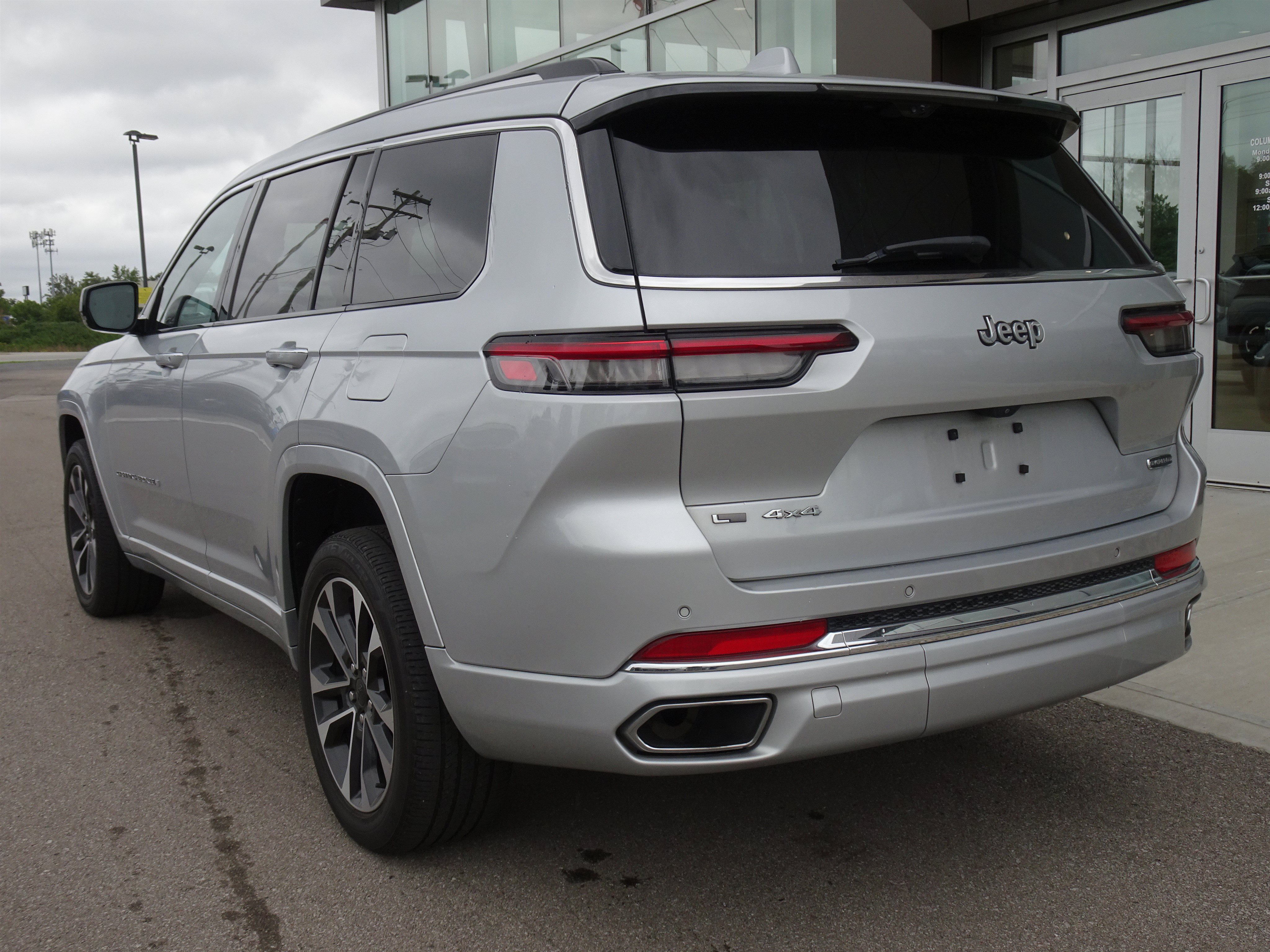 Used 2021 Jeep Grand Cherokee L Overland w/ Luxury Tech Group IV AWD/4WD image 3