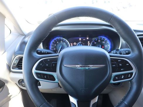 Used 2023 Chrysler Pacifica Touring-L FWD image 19