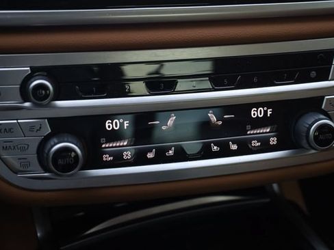 Used 2022 BMW 750i xDrive AWD/4WD image 21