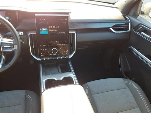 Used 2025 GMC Acadia Elevation image 15