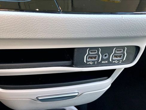 Used 2024 Chrysler Pacifica Touring-L image 14