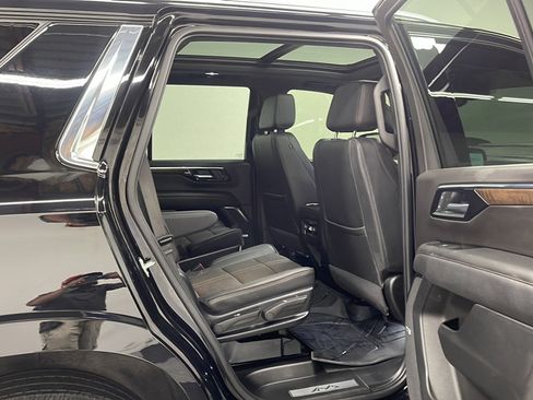 Used 2025 Chevrolet Tahoe High Country AWD/4WD image 21