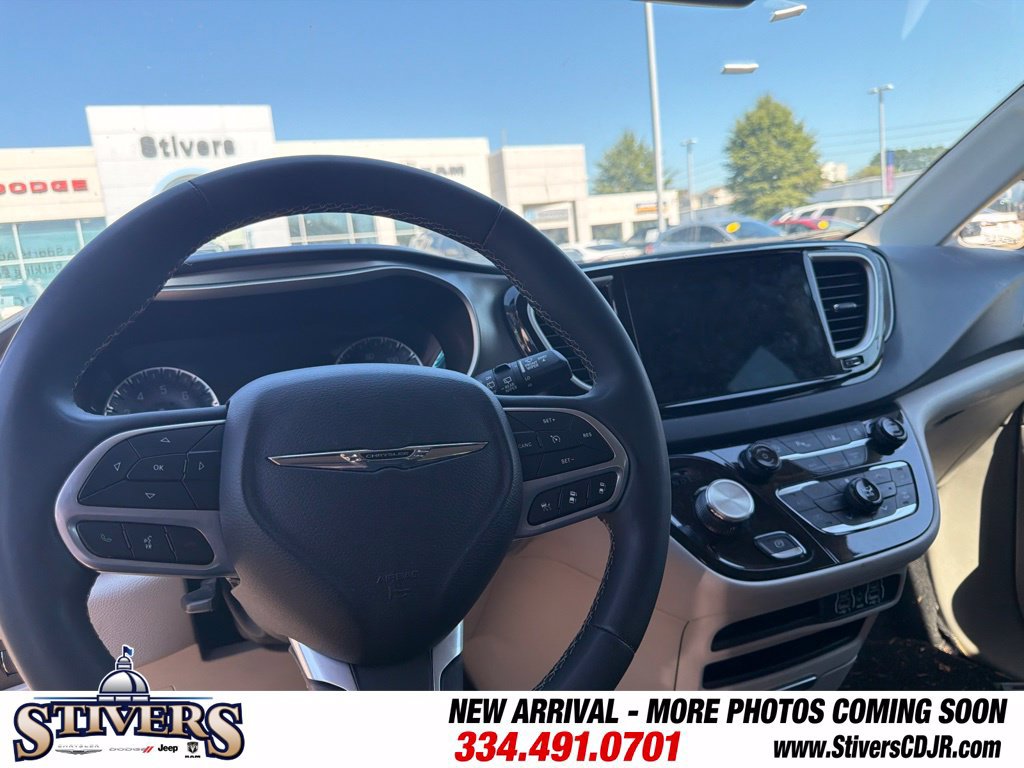 Used 2023 Chrysler Pacifica Touring-L FWD image 17