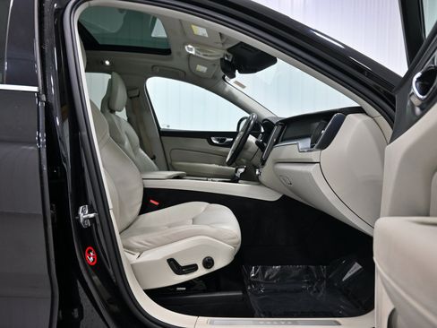 Used 2018 Volvo XC60 T5 Momentum w/ Vision Package AWD/4WD image 26