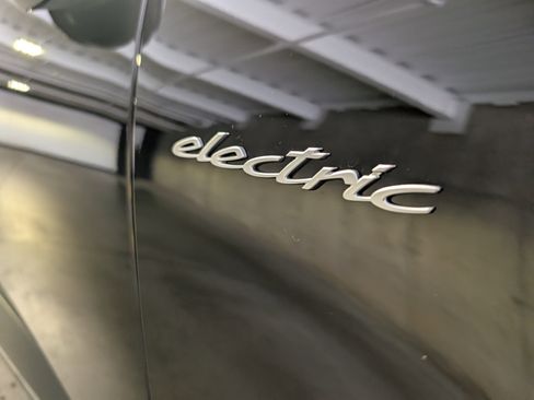 Used 2025 Porsche Macan Electric image 18