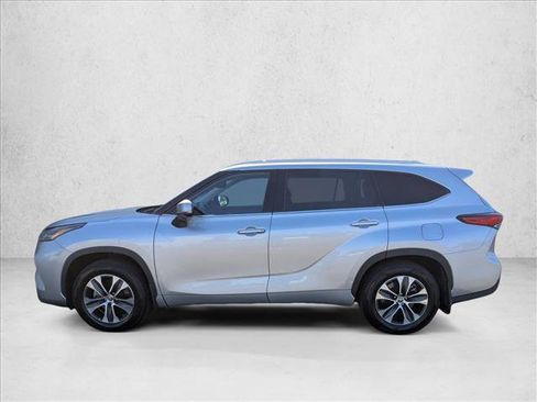 Used 2022 Toyota Highlander XLE AWD/4WD image 9