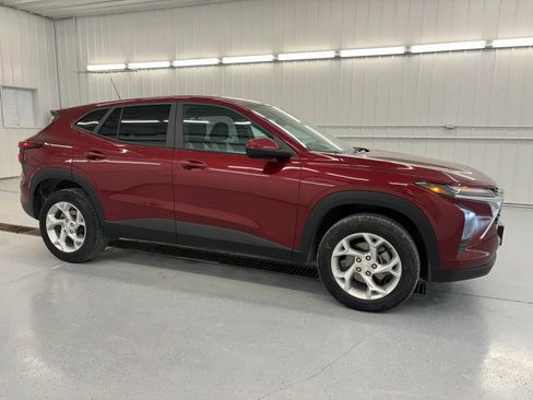 Used 2024 Chevrolet Trax LS w/ LS Convenience Package FWD image 1