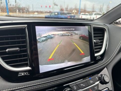 Used 2025 Chrysler Pacifica Limited image 37