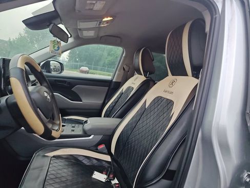 Used 2023 Toyota Highlander L FWD image 6