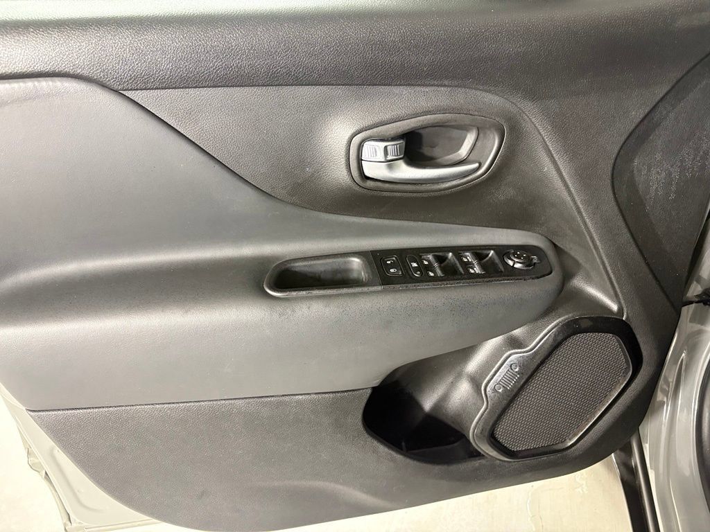 Used 2022 Jeep Renegade Altitude AWD/4WD image 13